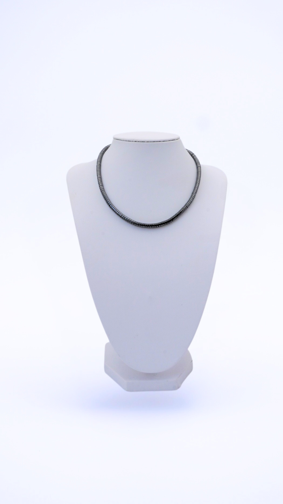 Girocollo Snakes moderno e raffinato