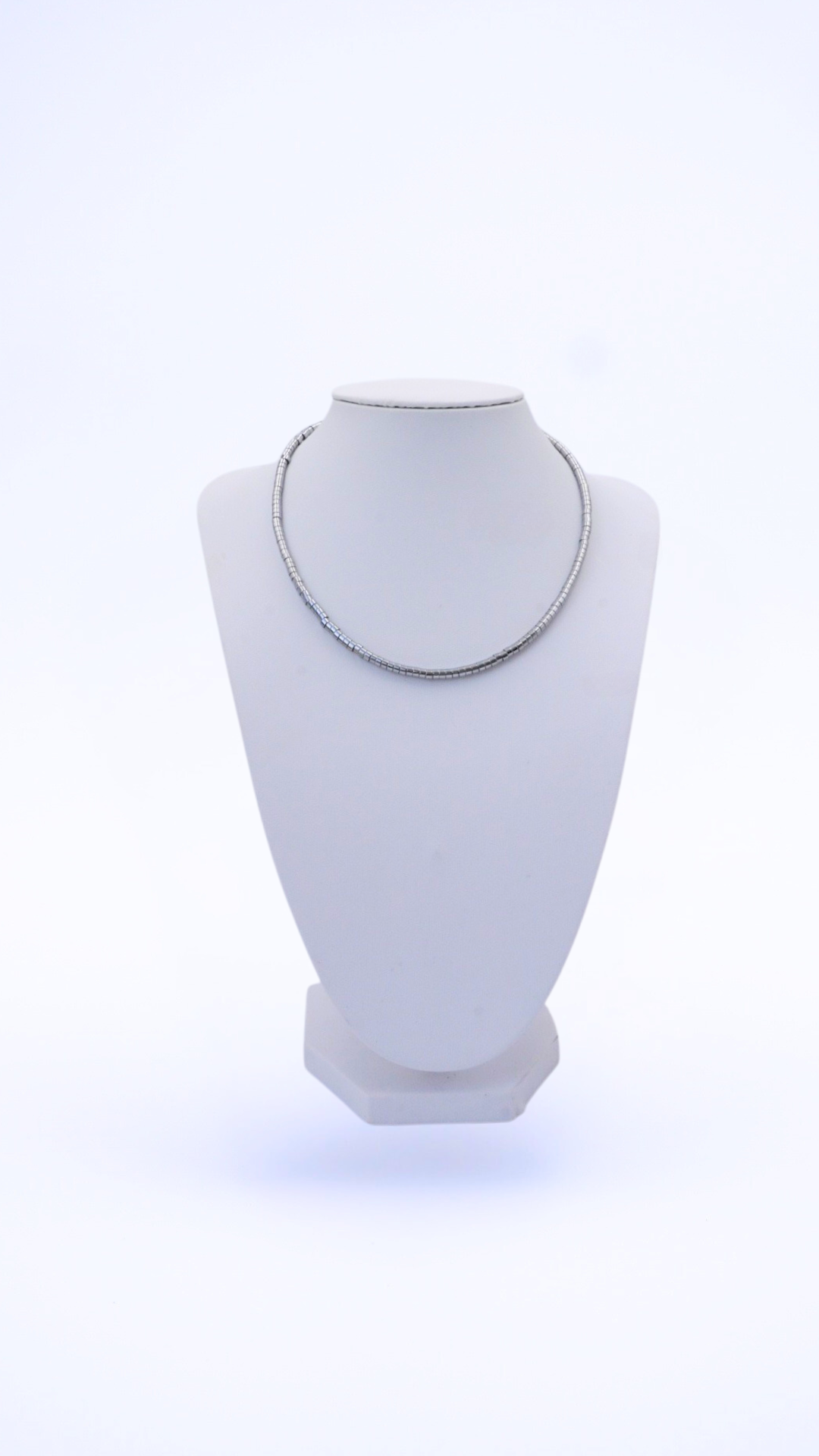 Girocollo Snakes moderno e raffinato